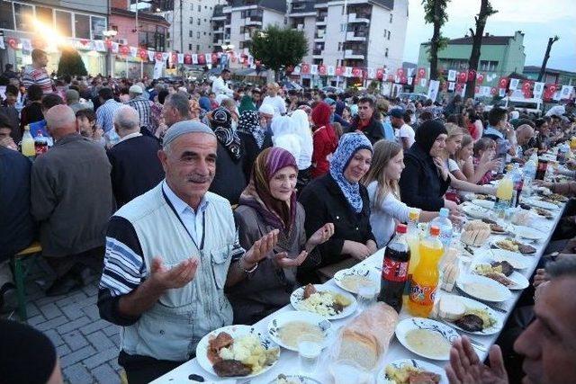 Eyüp Sultan’dan Üsküp’e İftar, Uygur’a Dua