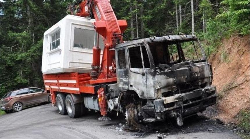 Artvin&rsquo;de Maden Sahasına Konteyner G&ouml;t&uuml;r&uuml;rken Yolda Arızalanan Kamyon Yakıldı