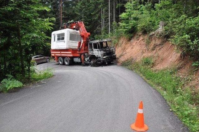 Artvin’de Maden Sahasına Konteyner Götürürken Yolda Arızalanan Kamyon Yakıldı