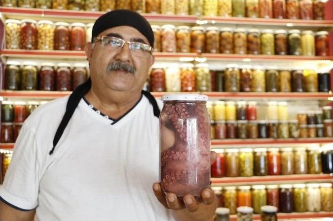 Ahtapot, Yumurta Ve &Ccedil;am Kozalağının Turşusunu Yaptı