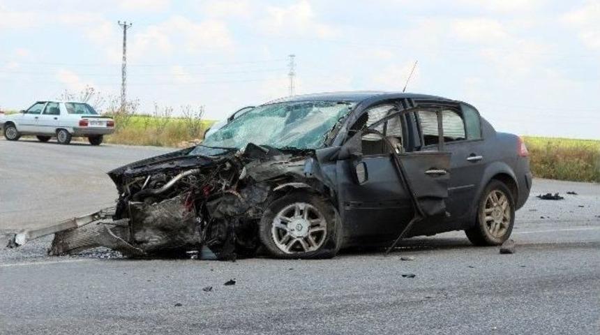 Yunak&rsquo;ta Otomobiller &Ccedil;arpıştı: 4 Yaralı