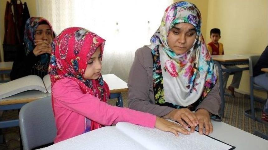 Kur&rsquo;an-ı Kerim&rsquo;i Dokunarak &Ouml;ğreniyorlar