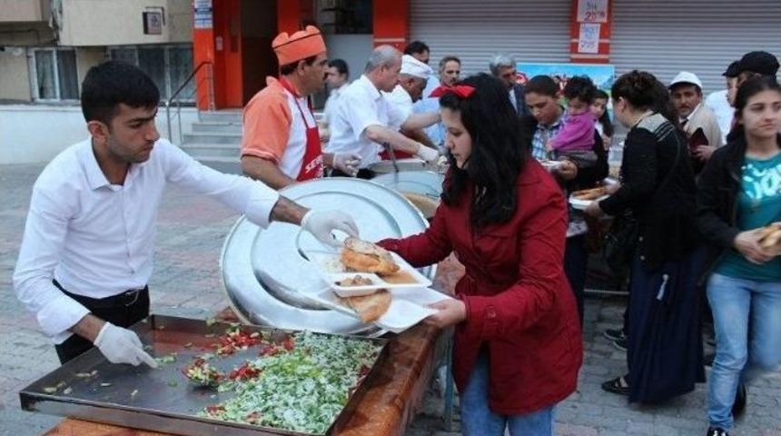 İftar &Ccedil;adırın&rsquo;da Her G&uuml;n 500 Kişiye Yemek Veriliyor