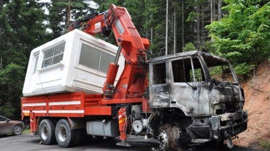 Artvin&rsquo;De Iş Makineleri Ve Kamyonlar B&ouml;lgeden Ayrıldı, Bir Kamyon Yakıldı