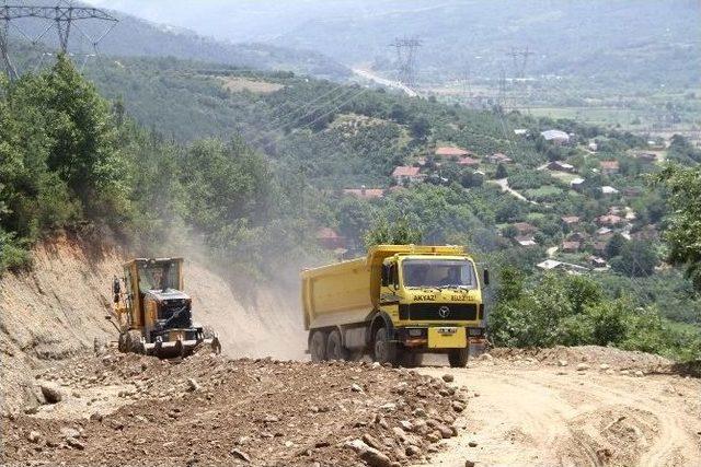 Akyazı’da Mahalle Yolları Genişliyor