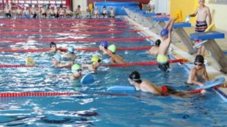 Y&uuml;zme Havuzu İftar Sonrası Hizmet Veriyor