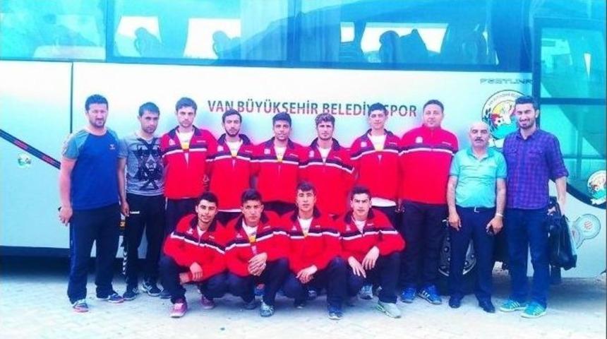 Van B&uuml;y&uuml;kşehir Belediyespor Kul&uuml;b&uuml; Hentbol Takımı 2. Lige Y&uuml;kseldi