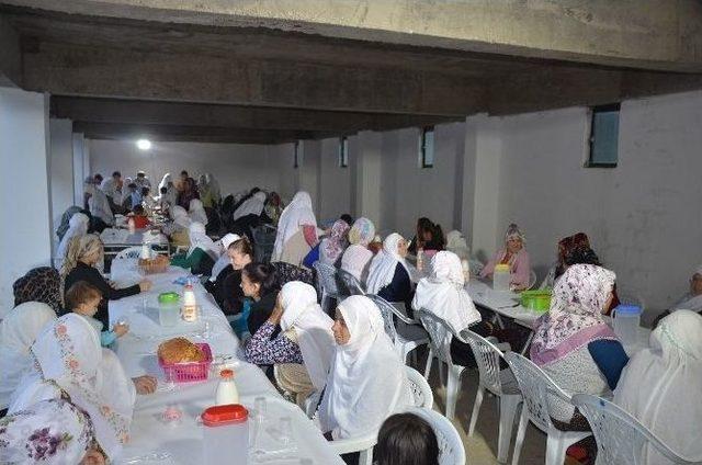 Bozüyük Belediyesi Felaket Bölgesinde İftar Yemeği Verdi