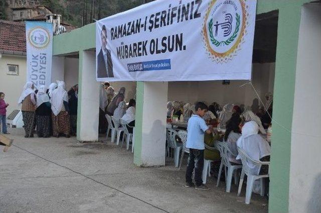 Bozüyük Belediyesi Felaket Bölgesinde İftar Yemeği Verdi