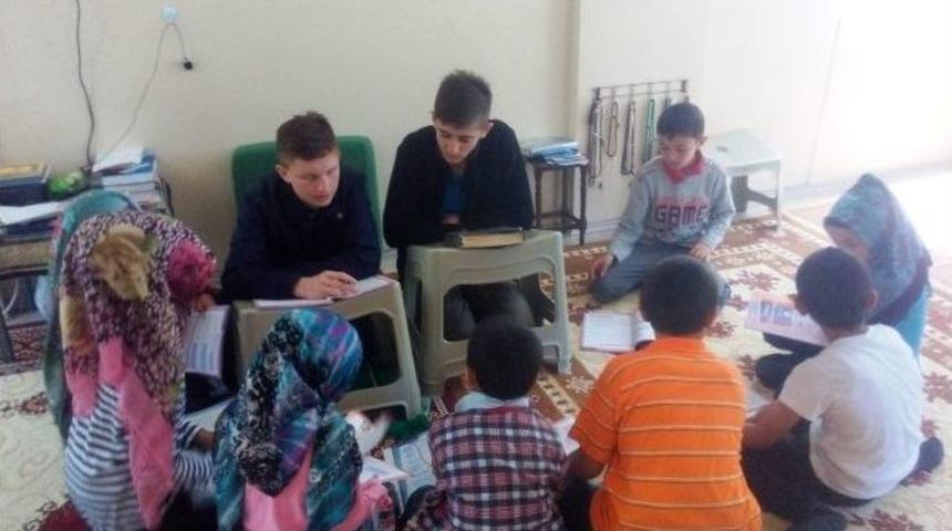 &Ccedil;ocuklara G&ouml;n&uuml;ll&uuml; Olarak Kur&rsquo;an-ı Kerim &Ouml;ğretiyorlar