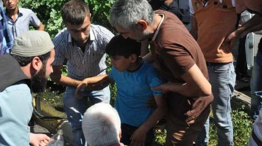 Adıyaman&rsquo;Da Devrilen Otomobildeki &Ccedil;ocuk Yaralandı