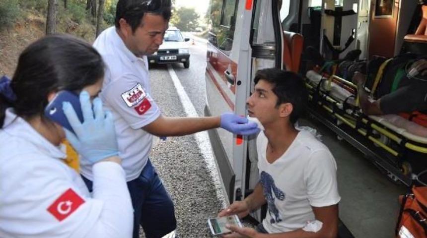 Minib&uuml;s Ile Otomobil &Ccedil;arpıştı: 5 Yaralı