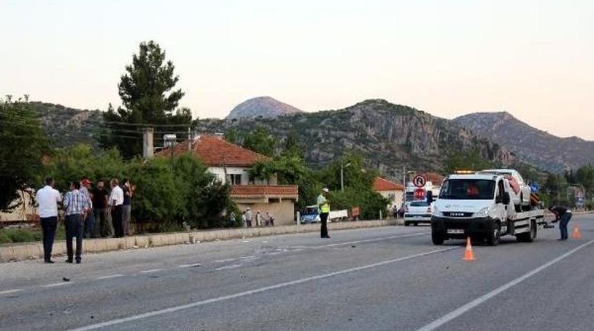 Kavşakta Otomobille Motosiklet &Ccedil;arpıştı: 1 &Ouml;l&uuml;, 1 Yaralı