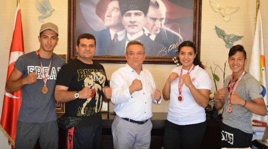 Kuşadalı Şampiyonlardan Başkan Kayalı&rsquo;ya Ziyaret