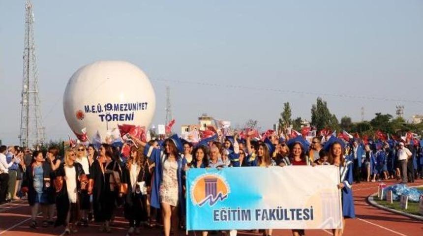 Me&uuml; Mezuniyet T&ouml;renine &Ouml;ğrencilerin Hazırladığı Pankartlar Damga Vurdu