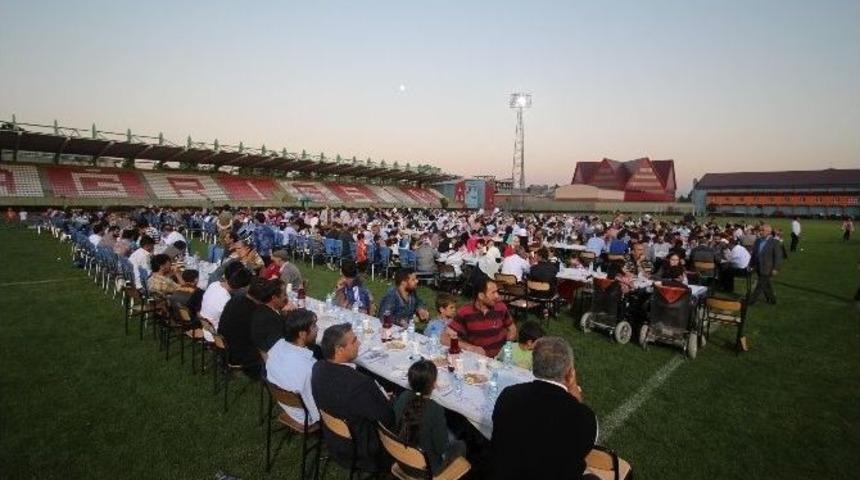 Ağrı Valiliği&rsquo;nden Bin 200 Kişiye İftar