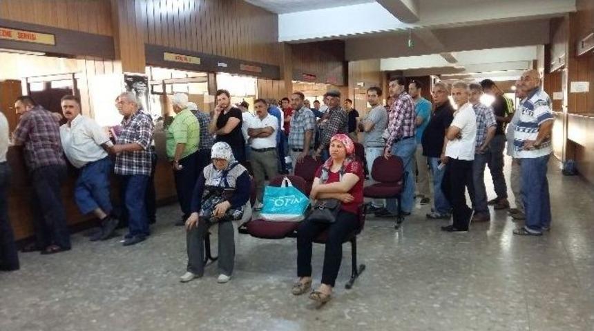 Aydın Vergi Dairesinde Son G&uuml;n Kuyruğu Oluştu