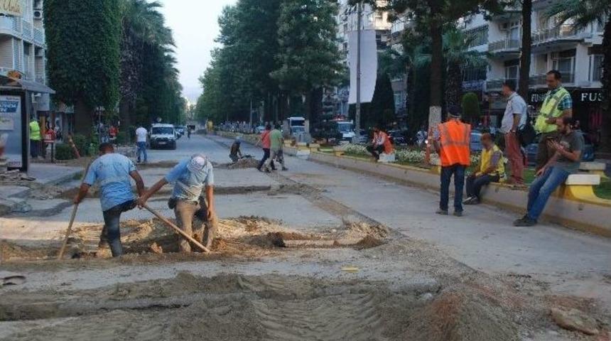 Doğalgaz &Ccedil;alışması Menderes Bulvarı&rsquo;nda Trafiği Fel&ccedil; Etti