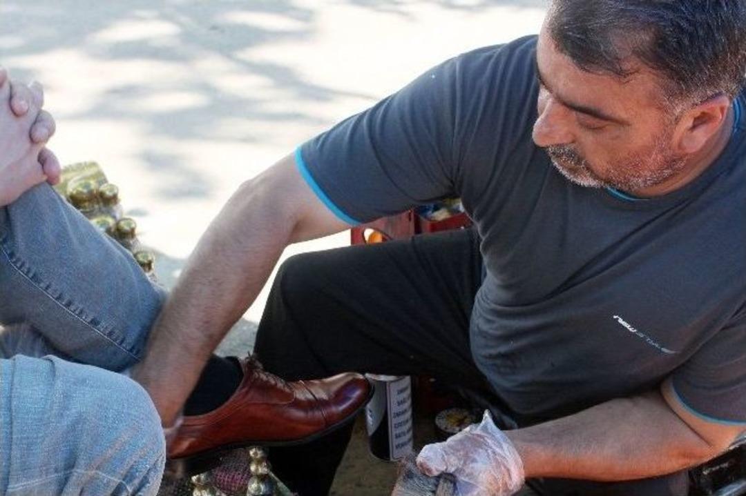 Askerlerin Ayakkabısını &Uuml;cretsiz Boyayınca Gazi Unvanı Aldı