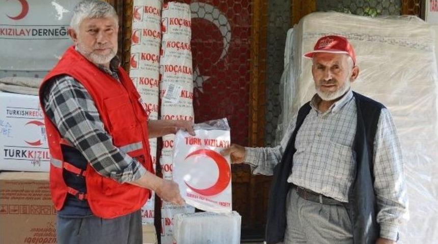 Evi Yanan Aileye Kızılay&rsquo;dan Yardım