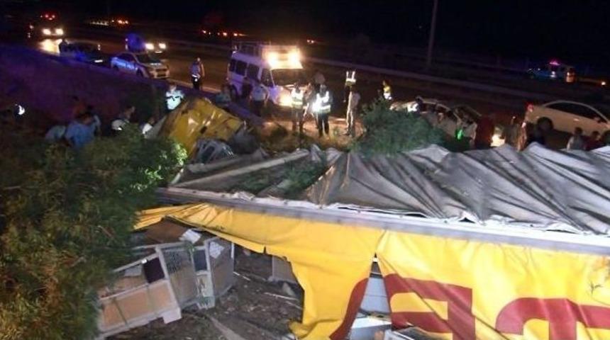 İzmir&rsquo;de Demir Malzeme Y&uuml;kl&uuml; Tır Kaza Yaptı: 1 &Ouml;l&uuml;