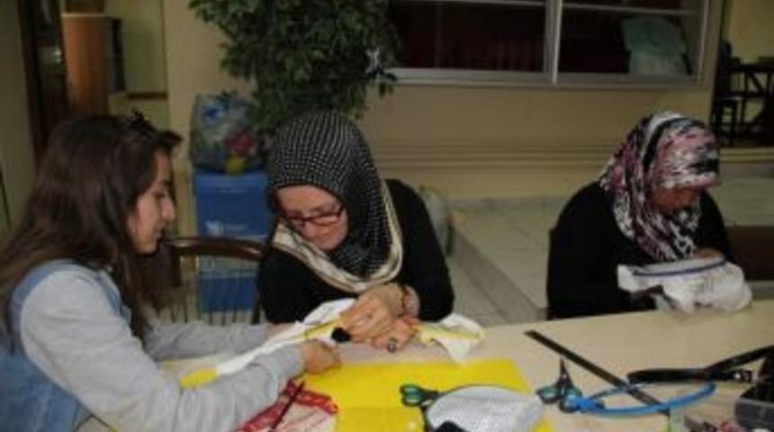 Kadınlar Hem Meslek &Ouml;ğreniyorlar, Hem El Becerilerini Geliştiriyorlar