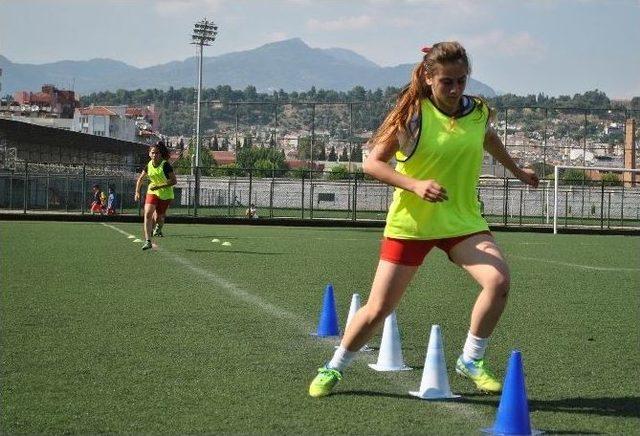 Aydınlı Bayanların Futbola İlgisi Artıyor