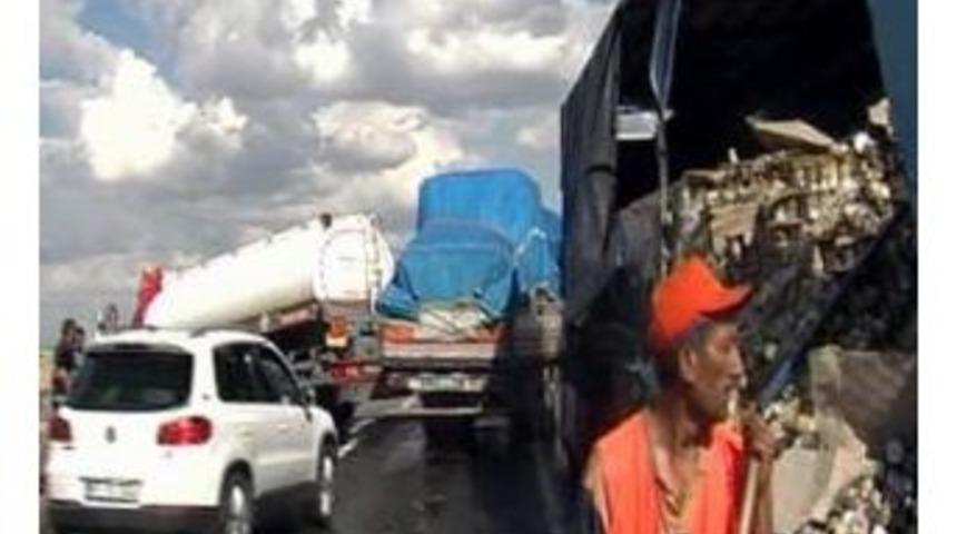 Tekeri Patlayan Tır&rsquo;a Tanker &Ccedil;arptı: 2 Yaralı