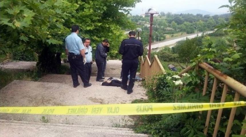 D&uuml;zcede Bir Gen&ccedil; &Ouml;l&uuml; Bulundu