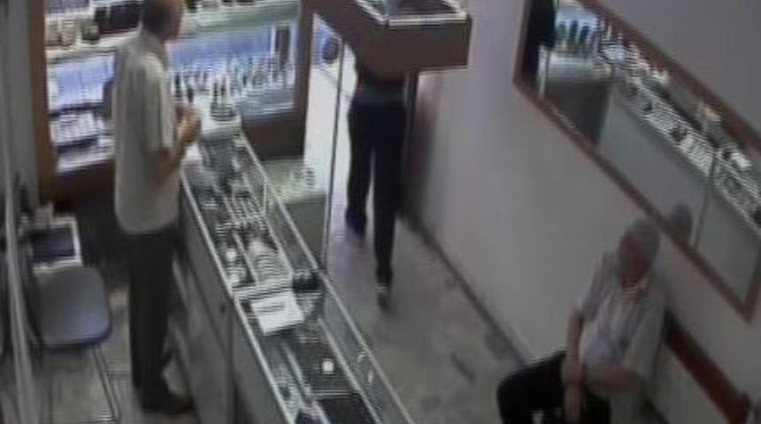 Bileziğini Çaldığı Kuyumcuya El Salladı