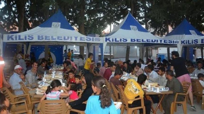 Belediyenin Kurduğu İftar &Ccedil;adırlarında Yemek Dağıtımı