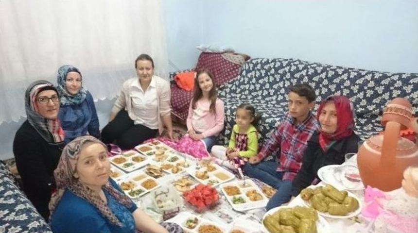 Ak Partili Hanımlar, Oru&ccedil;larını Halkla Birlikte A&ccedil;ıyor