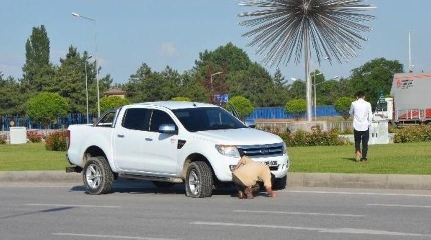 Ani Fren Yaptı, &Ouml;n Tekerleri Patladı