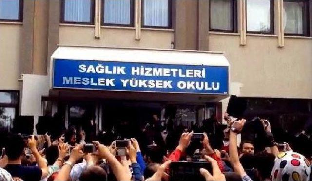 Üniversitede Mezuniyet Töreninde Yemin Krizi