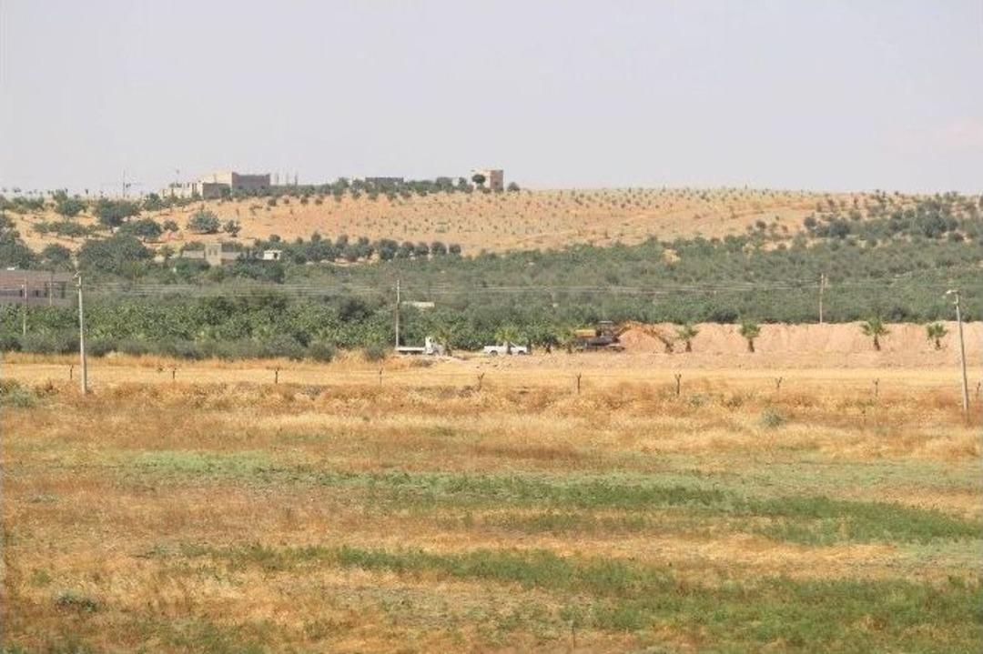 Işid, Suriye-t&uuml;rkiye Sınırına Hendek Kazmaya Devam Ediyor