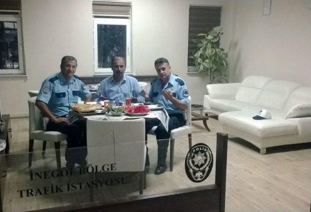 İftar Saati Yolda Kalan Tır Sürücüsüne Polis Yardımı