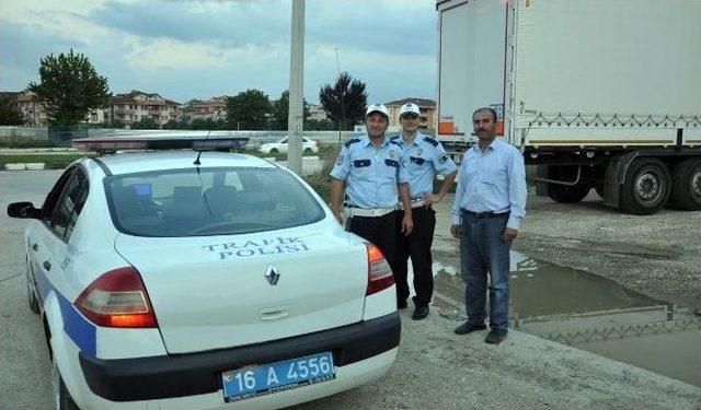 İftar Saati Yolda Kalan Tır Sürücüsüne Polis Yardımı