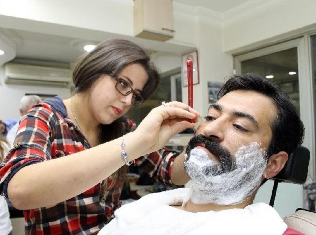 Kadınların Kaprislerinden Sıkılan İki Gen&ccedil; Kız, Erkek Berberi Oldu