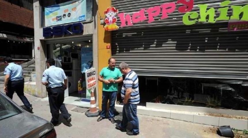 Tophane'de &Ccedil;in Lokantasına Taşlı-Sopalı Saldırı