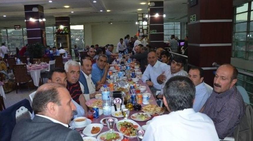 Tatvan Belediyesinden, İl&ccedil;e Muhtarlarına İftar Yemeği