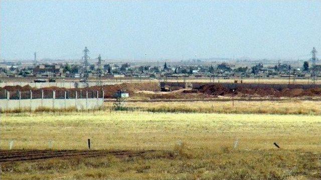 Nusaybin Sınırında Hendek Kazma Çalışmaları Devam Ediyor