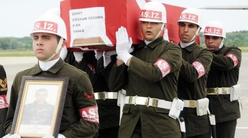 Hezil &Ccedil;ayı'na D&uuml;şerek Şehit Olan Er Sekmen'in Cenazesi Memleketine Getirildi