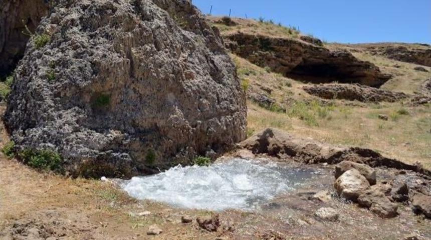 Defineciler Su Borusunu Patlattı 3 Mahalle Susuz Kaldı