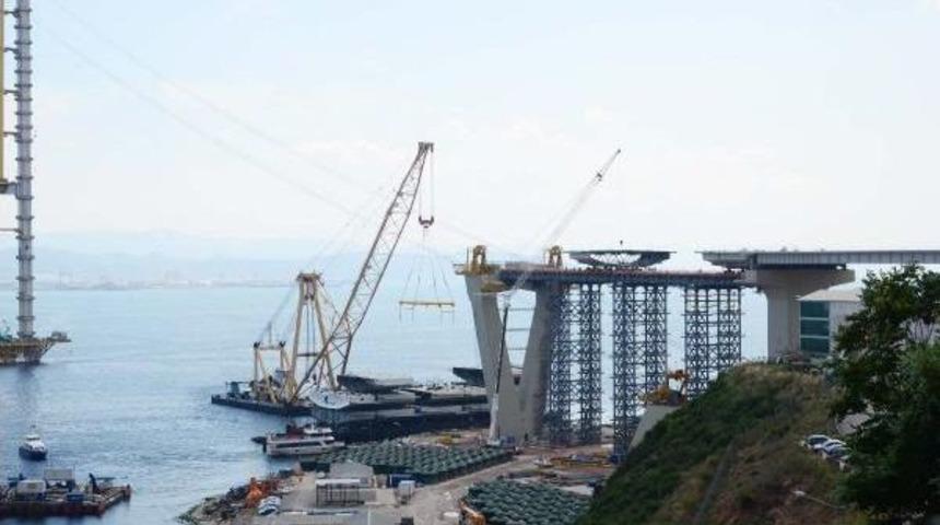 Körfez Köprüsü'nde Ayak Ve Kara Bağlantısı Arasına Tabliye Yerleştirilmeye Başlandı
