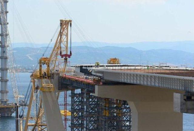 Körfez Köprüsü'nde Ayak Ve Kara Bağlantısı Arasına Tabliye Yerleştirilmeye Başlandı