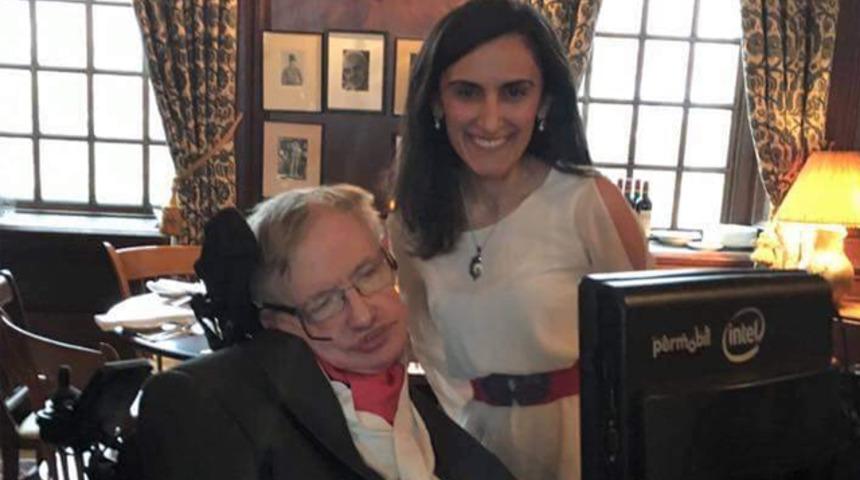 B&uuml;y&uuml;k gurur! T&uuml;rk kızı Stephen Hawking'i ağırladı