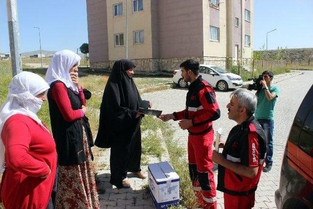 Asya Arama Kurtarma Ekibi, Sokak Sokak Gezip Kumanya Dağıttı