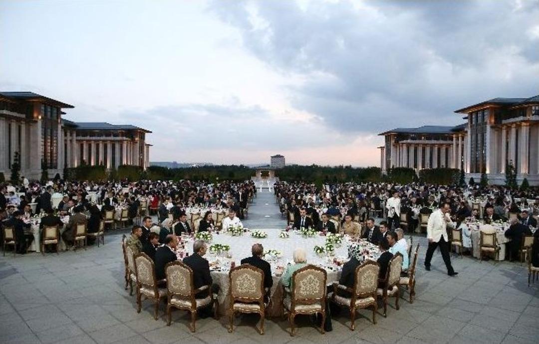 Cumhurbaşkanı Erdoğan, Cumhurbaşkanlığı Sarayı Personeline İftar Verdi