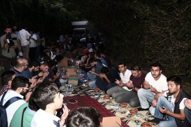 Çin Başkonsolosluğu Önünde Doğu Türkistanlılara Destek Için Iftar