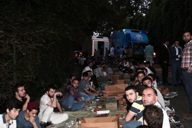 Çin Başkonsolosluğu Önünde Doğu Türkistanlılara Destek Için Iftar